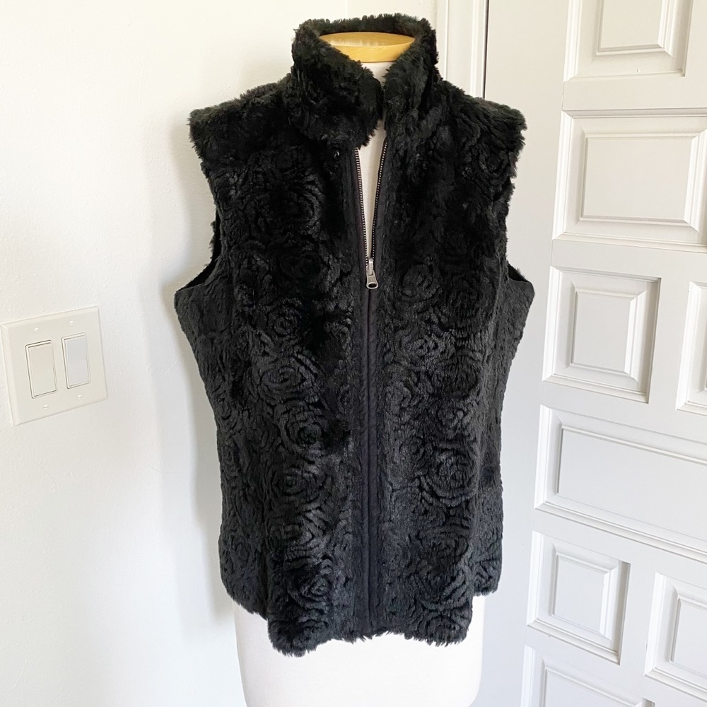 Black Vest Faux Fur Zipper Rosette Pattern